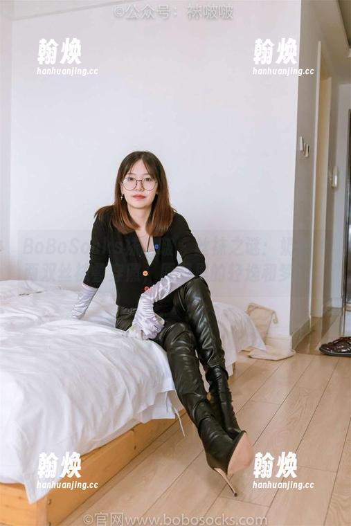 BoBoSocks袜啵啵 - 丝袜之谜：奶油的两双丝袜叠穿照，原图里的轻逸和梦幻。