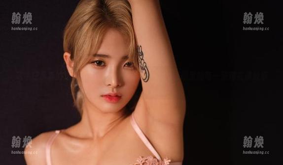 这牛仔裤真的是个魔法，Hyoyeon(김효연)图册里的每一张都在讲故事。