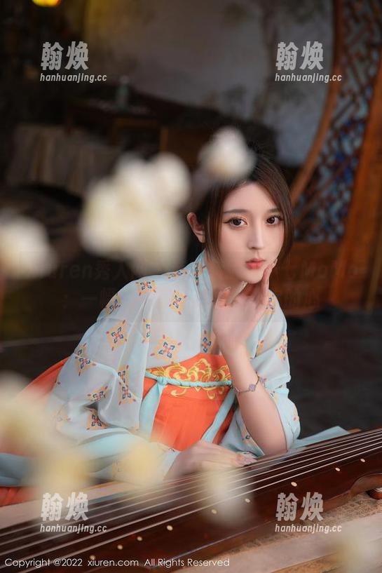 Xiuren秀人网 - 亲密接触伊小七MoMo：一幅奶牛写真就能撩到你的心