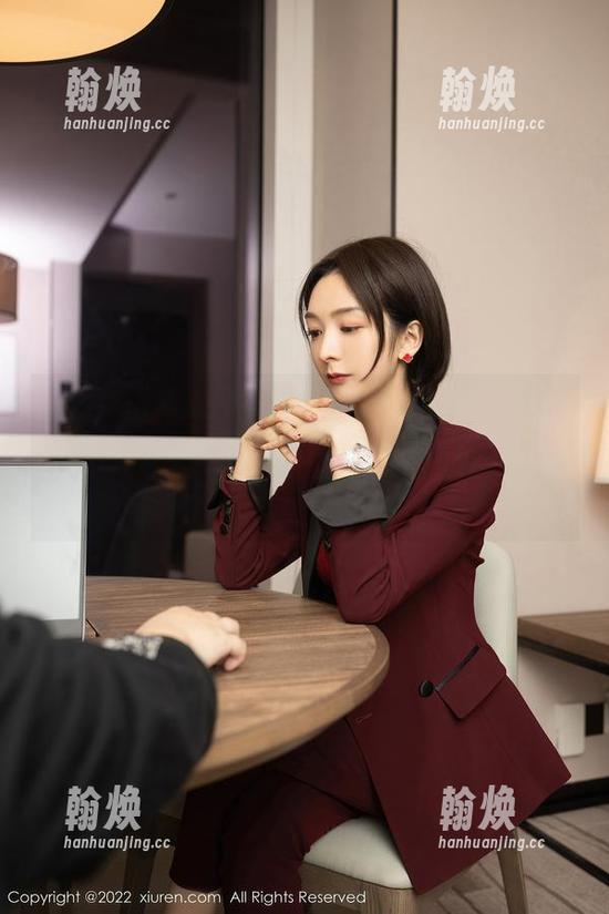Xiuren秀人网 - 私房写真中的雅茹老师：海边休闲，没想到沙子会让我这么“绅士”！