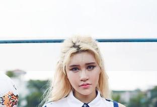 YouWu尤物馆 - 准备好了吗？FoxYini孟狐狸的红裙福利图集正在上演梦幻秀！