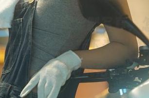 yuuhui玉汇的美腿定制写真,怎么感觉每一张照片都是在给我下诱惑的毒呢,心甘情愿地沉沦。