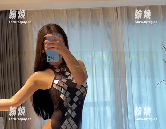 不爱笑的赛琳 微密圈 - 双人视角下的不爱笑的赛琳:你是否也在寻找那份难得的契合?