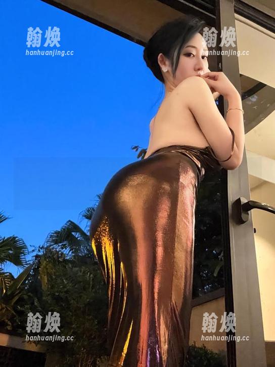 微密圈 - 这吊带图包也太美了，不爱笑的赛琳真的不收钱吗？太佛系了！