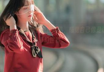 穿制服的小姐姐，兔玩映画原图精选，感觉自己像是误入了什么奇幻世界。