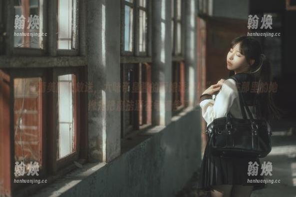 “高清美图大放送，六味帝皇酱的厨娘诱惑！”–站在那里的她像是把魔法洒在每道佳肴上！