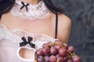 头条女神 - 何娇娇高清写真:肉丝?不,是心动的丝丝入扣!