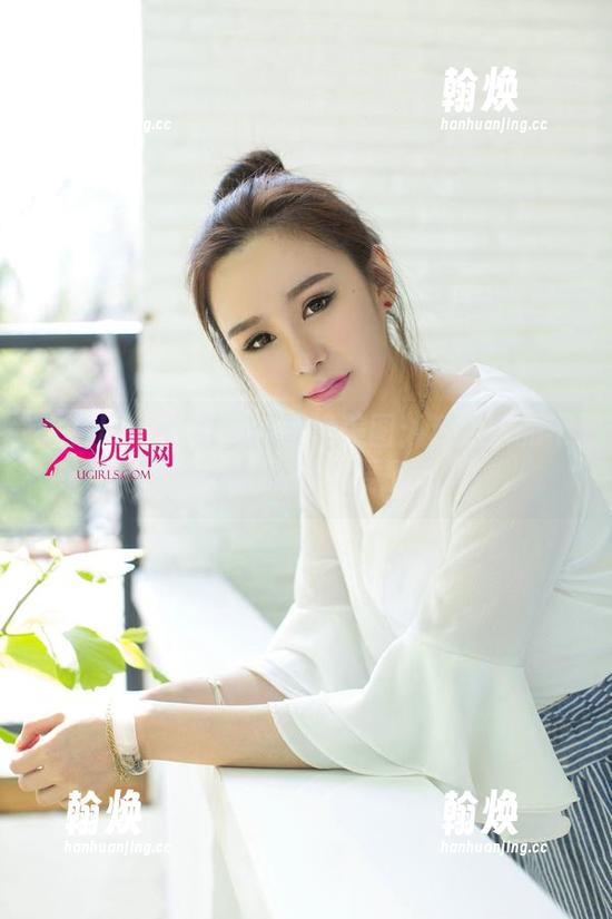 尤果网-松果儿 尤果网 - 松果儿的眼镜美图:私拍中的不小心,每一张都像是要撩动心弦。