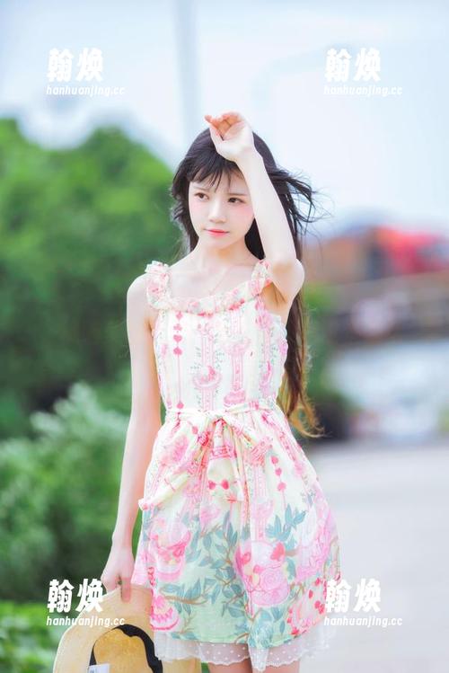 桜桃喵美图日记，连衣裙像是说悄悄话