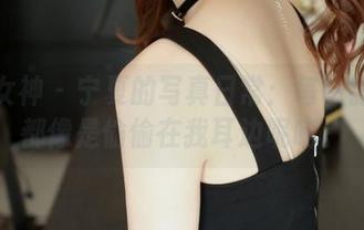 梦丝女神 - 宁夏的写真日常：每一张美图都像是偷偷在我耳边呢喃。