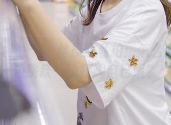 梦丝女神 - 玥玥体操服私拍：怎么可以一边跳跃一边打趣自己呢？