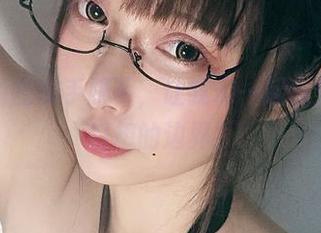 在次屁啦的水手服下，让我们一起探索写真与幻想的边界。