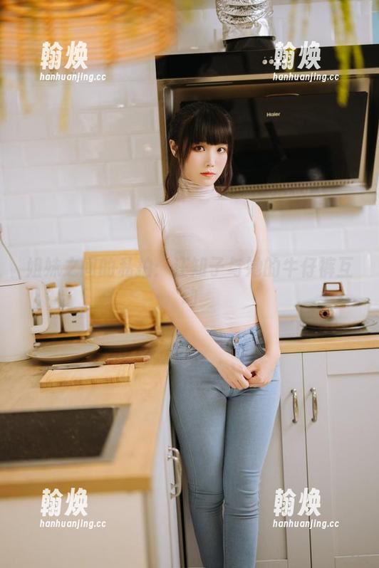 汪知子 姐妹之间的私拍:汪知子与她的牛仔裤互动