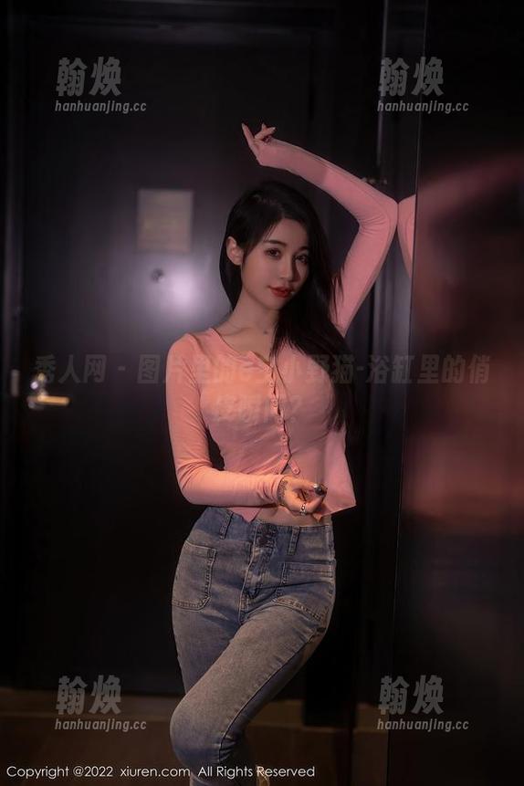 秀人网 - 图片里的e宝小野猫-浴缸里的俏皮瞬间？