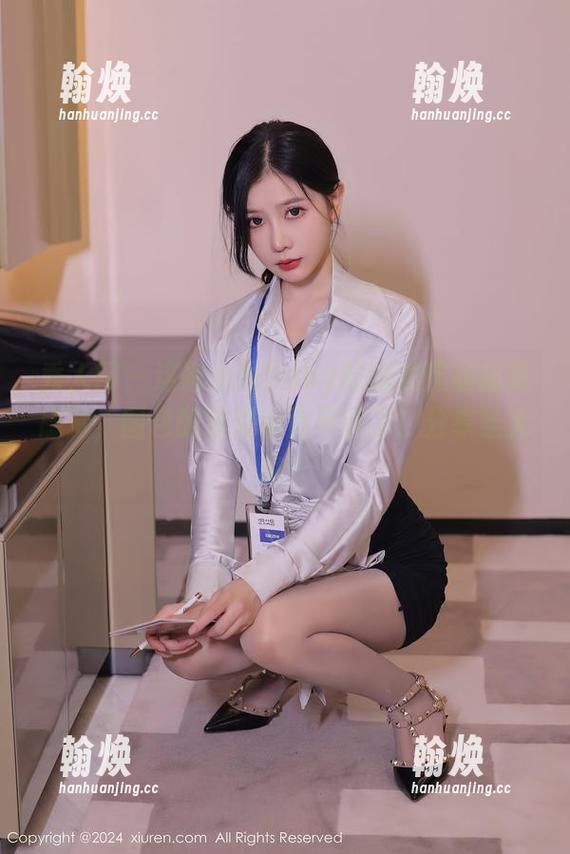 秀人网-小雨baby 秀人网 - 这次小雨baby的睡衣作品超有感觉,图包的质量简直不说了!分享给大家!