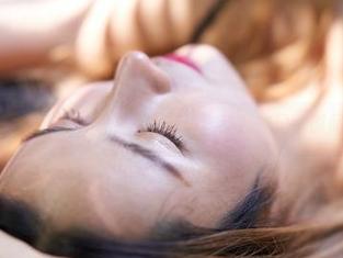 蜜桃社 - 看结衣：她的教室写真，让我忘记了时间的流逝