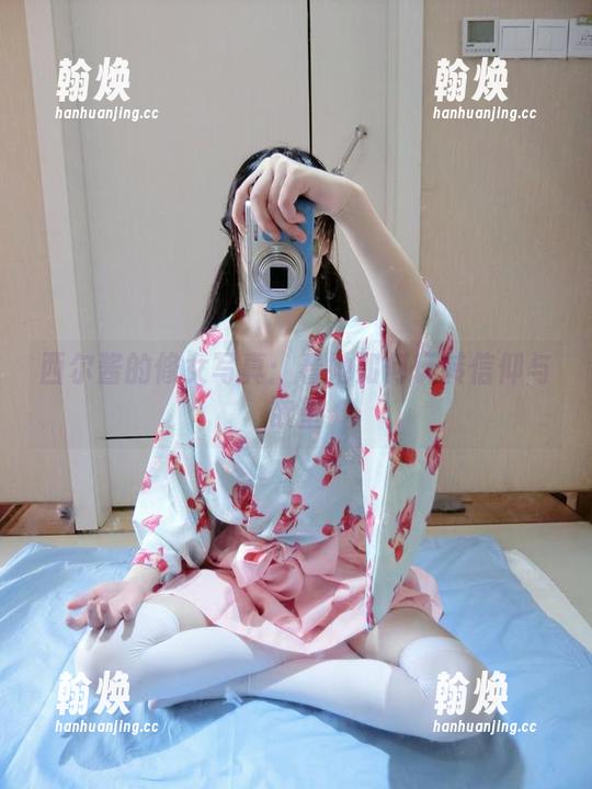 西尔酱的修女写真：看她如何玩转信仰与欲望