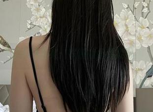 微密圈 - 无圣光的真实：铁锤姐姐温柔姿态，带点小撩