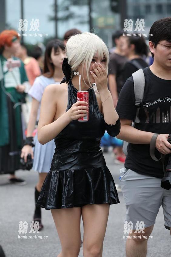 魔镜街拍 - 玲玲的独角戏：街拍一个人的车展图册，别告诉我你看懂了！